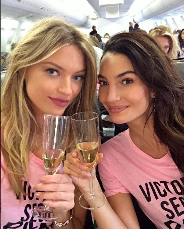 Martha Hunt y Lily Aldridge disfrutando de sus copas de champagne.