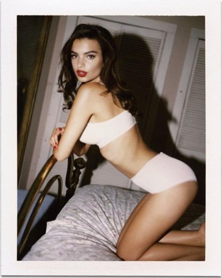 Emily Ratajkowski en una de las fotografías de Polaroid realizadas para una sesión de 2012 de Jonathan Leder.
