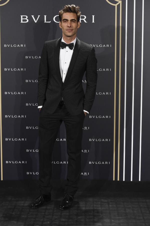 Se ajustó a la etiqueta de la noche con un esmoquin clásico que le sentaba como un guante.