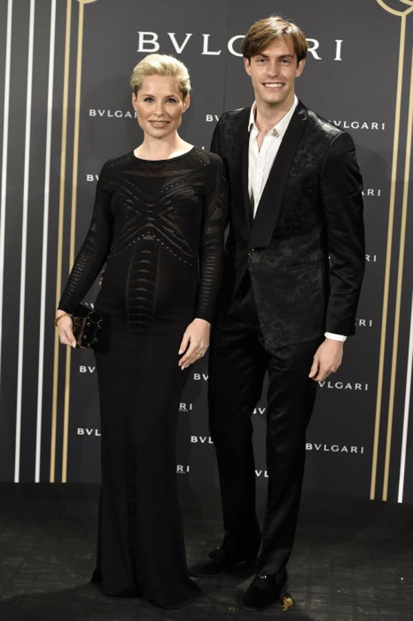 A la extremeña ya se le nota la tripita, que lució con orgullo con un ceñidísimo vestido negro, el mismo color que escogió su chico, el modelo Miguel Ángel Herrera, para su traje de terciopelo.