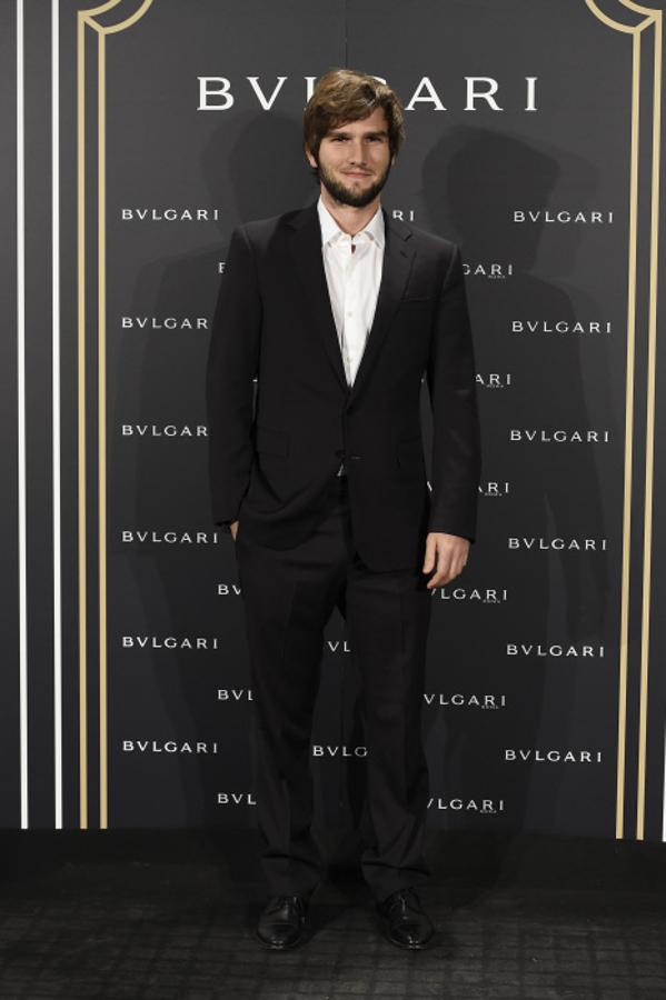 El compositor y ganador de dos Premios Goya por la canción de 'Palmeras en la nieve', a la que le puso voz Pablo Alborán, y por la música de 'Nadie quiere la noche', optó por un clásico traje negro que llevó sin corbata ni pajarita para restarle formalidad.