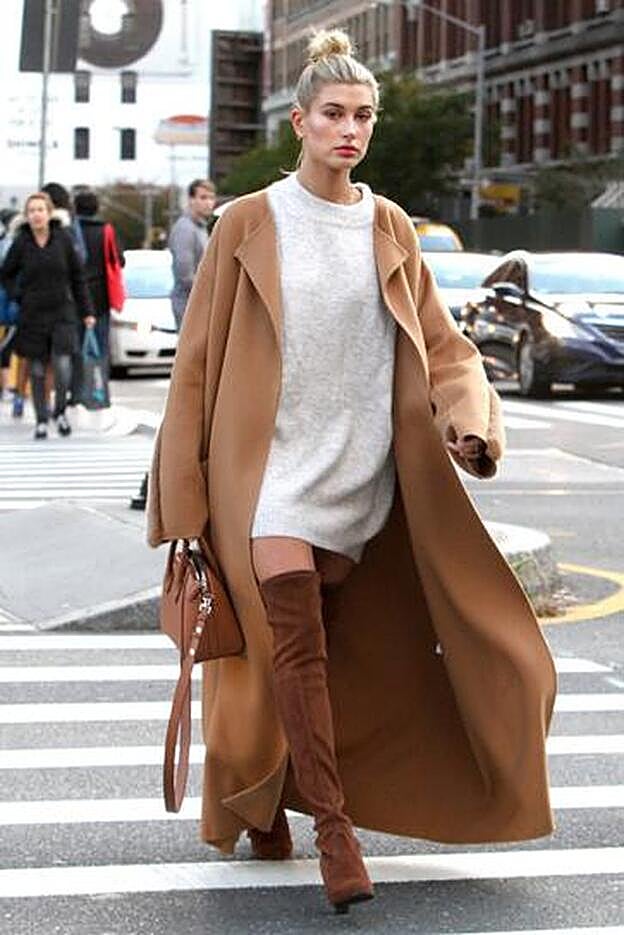 Hailey Baldwin apuesta por la opción más minimalista sin botones ni costuras y lo combina con unas botas over the knee con tacón cuadrado y un jersey oversize.
