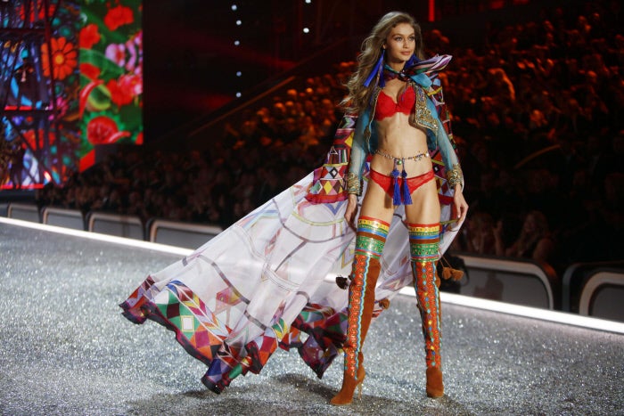 Gigi Hadid desfiló con un look muy seductor de inspiración étnica