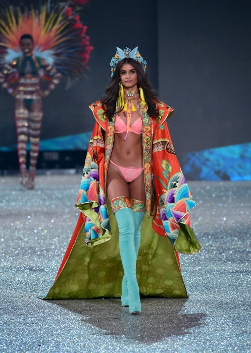 Taylor Hill, una emperatriz muy sexy en París.