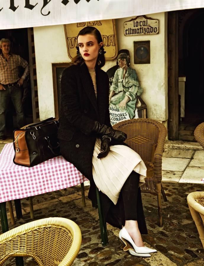 Sobre un vestido de Bottega Veneta, abrigo de alpaca y guantes de Max Mara. El bolso es un Amazona de Loewe. Zapatos y pendientes de Marni, reloj de Viceroy y leggins de Wolford.