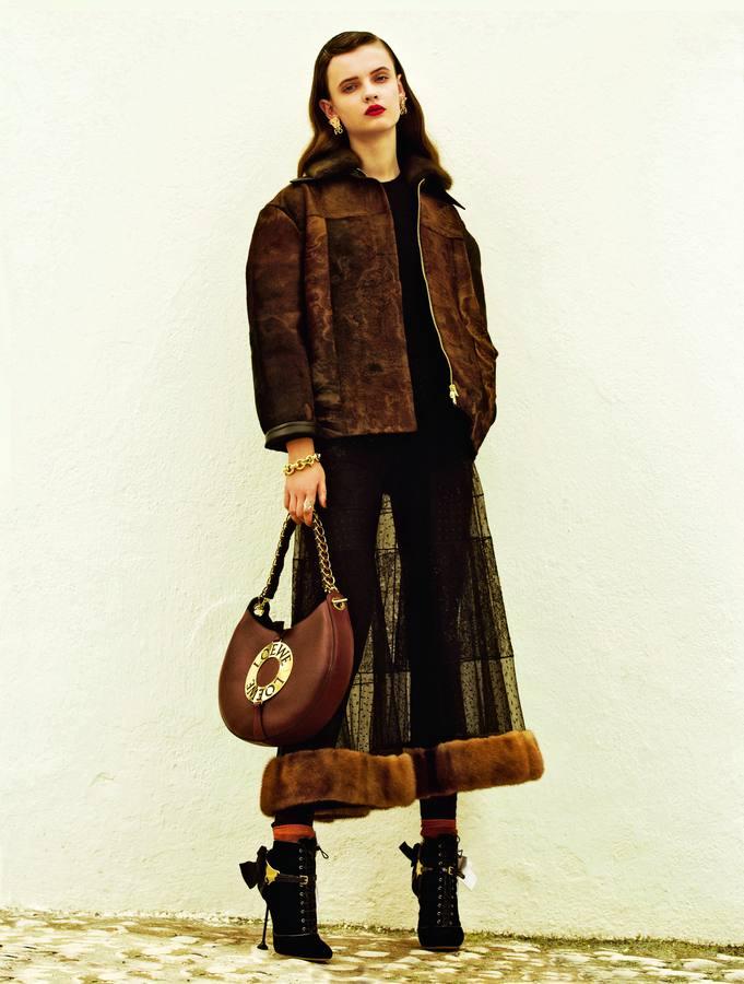 Cazadora de ante de Marni, mono de Max Mara, leggins de Céline y falda de Blumarine. Los botines son de Miu Miu y los calcetines de Calzedonia. Loewe firma el bolso Joyce y los pendientes. Pulsera de Aristocrazy y anillo de Apodemia.