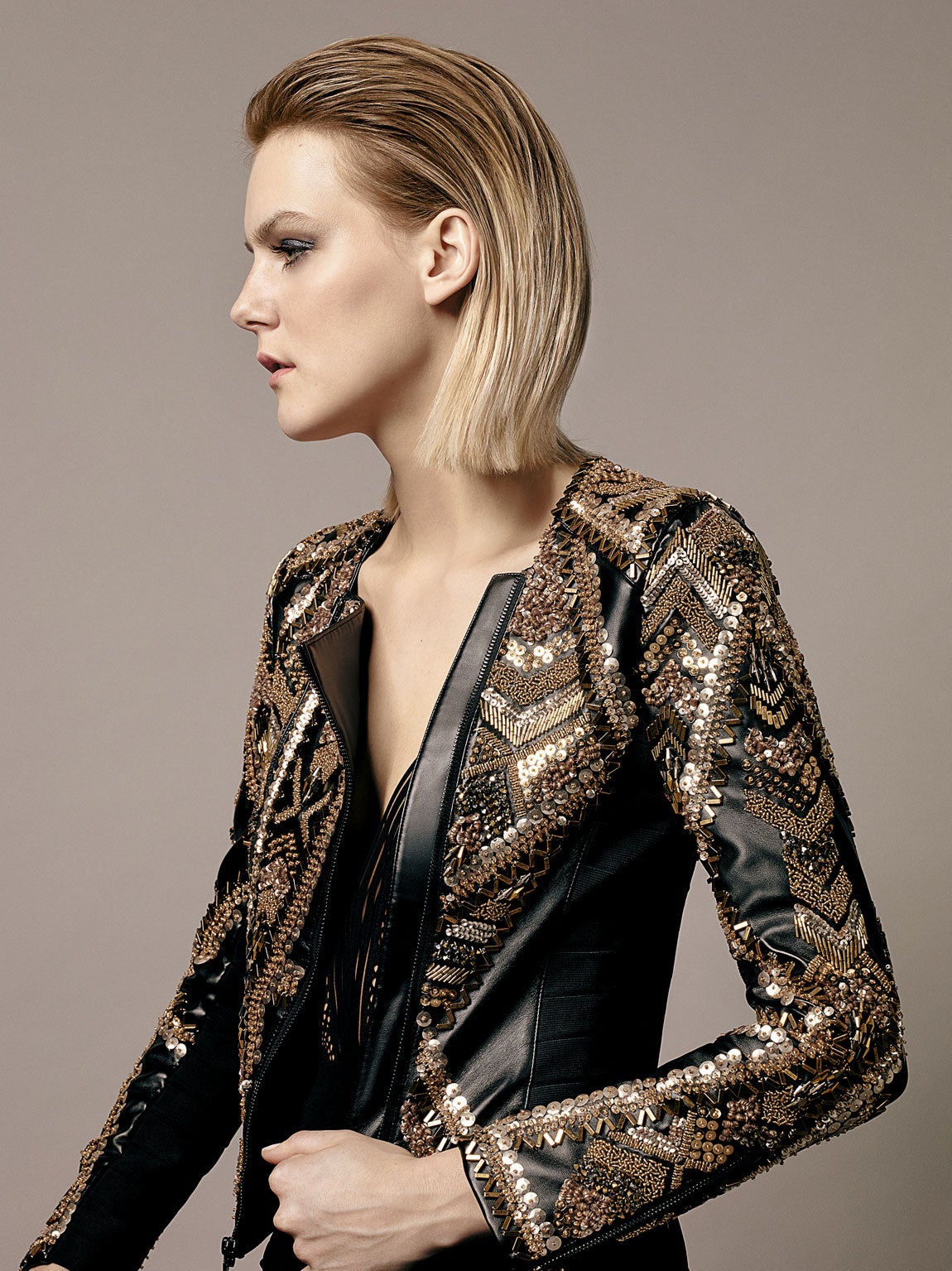 “Para una coloración tan luminosa como esta se ha creado un ombré definido con las puntas en rubio claro y rubio dorado en todo lo demás”, explica la experta de L’Oréal Professionnel, que ha peinado para atrás con fijación. Para que el tinte no estropee tu cabello y puedas cambiar tanto como quieras, pide en el salón un tratamiento Smartbond de protección de la fibra capilar.