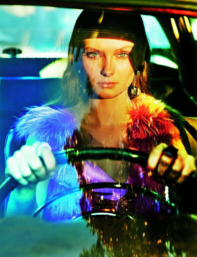 Vestido de Dior, abrigo de Javier Simorra, anillo de la mano derecha de Arturo Aguayo, el de cuarzo de la mano izquierda es de San Eduardo. Los pendientes son de la firma Marni.