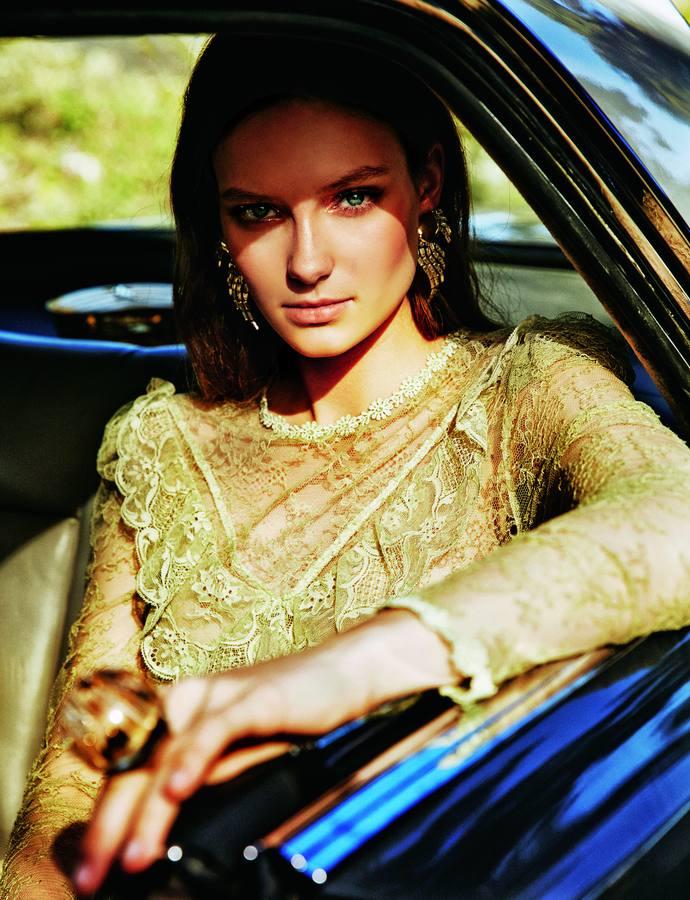 Vestido de encaje de Givenchy, pendientes de Saint Laurent y anillo de Catalina D'Anglade.