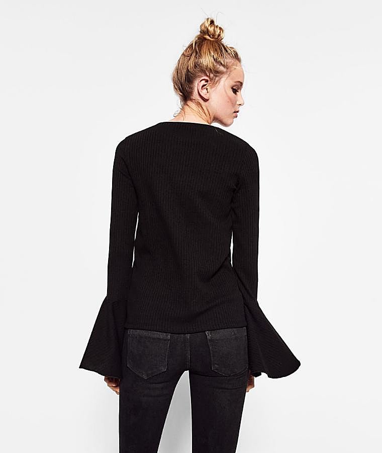 Camisa negra con cuello caja y mangas con volantes. 12,95 €