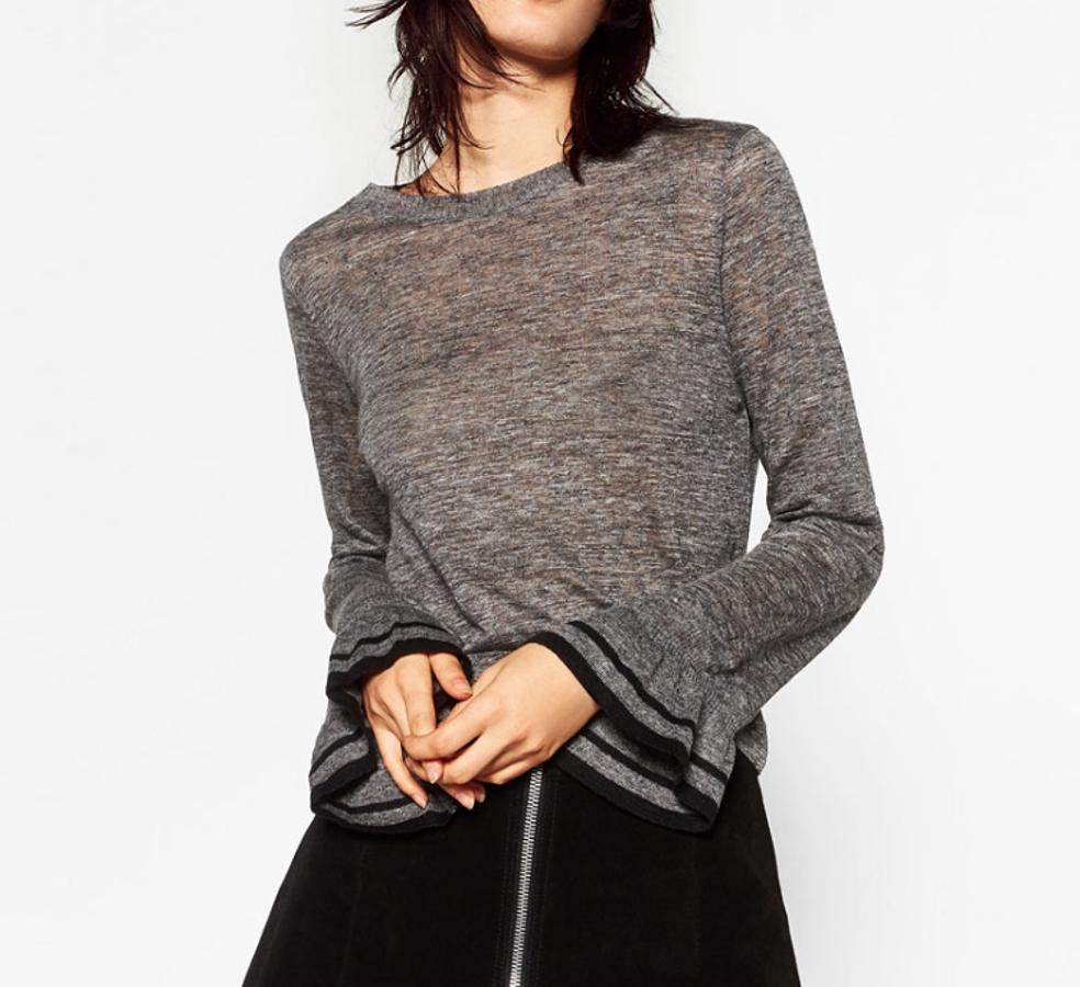 Jersey con manga de volante de Zara por 19,95 euros. También disponible en otro color.