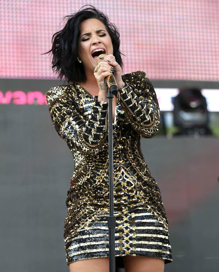 Demi no es precisamente un icono de elegancia, no señor. Pero de lo que no cabe duda es que a ella su estatura no le amilana. Llena escenarios, reina en las redes sociales, se apunta a todas las tendencias y, en ocasiones, todas juntas. No tiene problema en saltarse todas las recomendaciones a evitar si eres bajita: ella puede con todo.