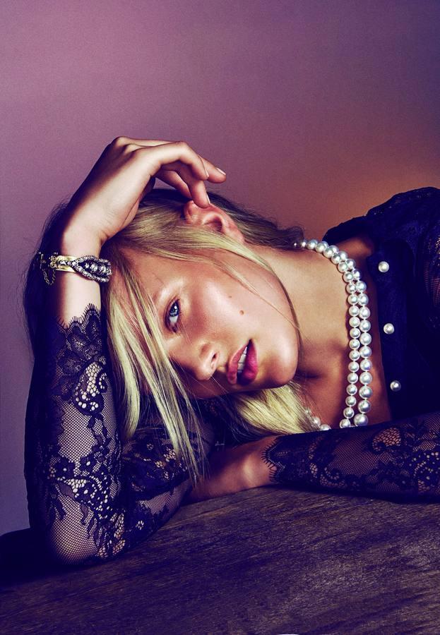 Camisa de encaje de Philosophy di Lorenzo Serafini y collares de perlas de Suarez. La pulsera es de Circa.