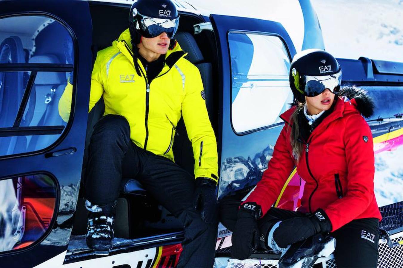 La EA7 Deportes de Invierno es la colección que Giorgio Armani dedica a la nieve, un homenaje a los deportes de montaña que también rinde culto a la comunidad y al estilo por partes iguales. Materiales impermeables, muy ligeros, antibacterias y que mantienen la temperatura corporal tanto en exteriores como en interiores son las claves de esta colección, con la que llamarás la atención en las pistas.