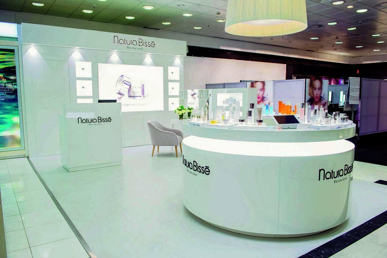 La firma de cosmética española Natura Bissé se incorpora a la oferta beauty de El Corte Inglés de Serrano 47 (Madrid). Productos y rituales de cabina en un corner en plena milla de oro de la capital.