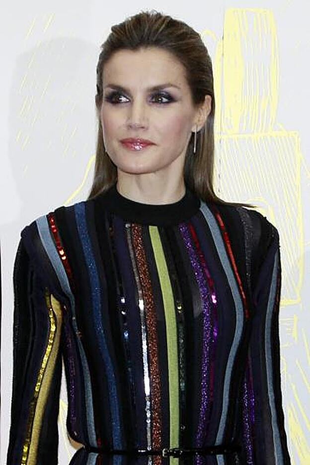 La Reina Letizia lució en los Premios de Periodismo de ABC el mejor look del año: peinado semi-wet con un mini tupé y ojos ahumados en tonos morados, que combinó con un gloss en los labios.