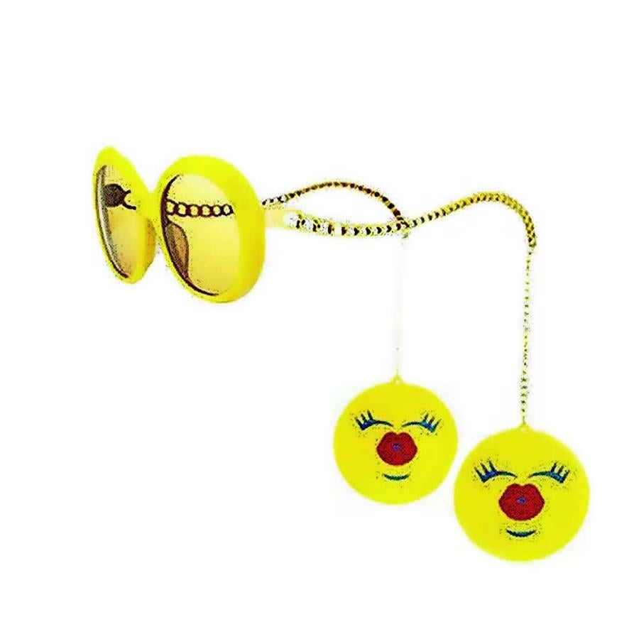 Jeremy Scott vuelve a colaborar con Pepsi y la firma de gafas Italia Independent. ¿El resultado? Una divertida colección, inspirada en el mundo de los emoticonos, pero siempre con el toque pop e irreverente del diseñador de Moschino. Transgresión naif y buen humor para tus ojos.