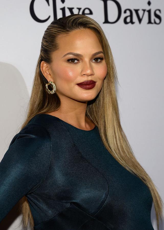 Tras unos años en los que las ondas han reinado, el pelo liso ha vuelto. Si quieres darle un plus a una melena lisa, recógela solo en un lado con un pasador u horquilla y añade un gel o fijador para darle un acabado semi wet como Chrissy Teigen.
