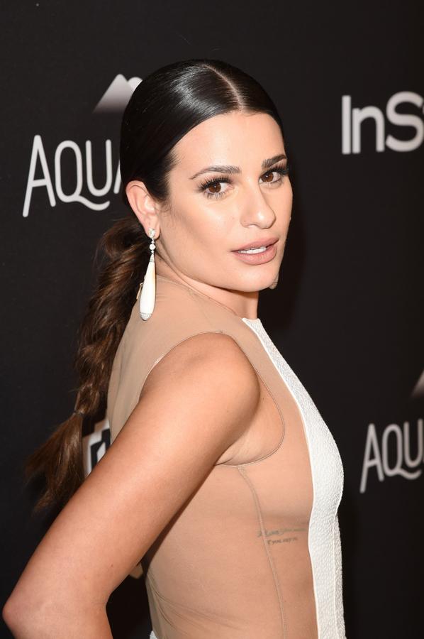 Si te gustan las trenzas pero quieres un look más sofisticado copia a Lea Michele: coleta baja trenzada (puede ser de dos o tres cabos), con raya en el medio, y efecto wet en las raíces.