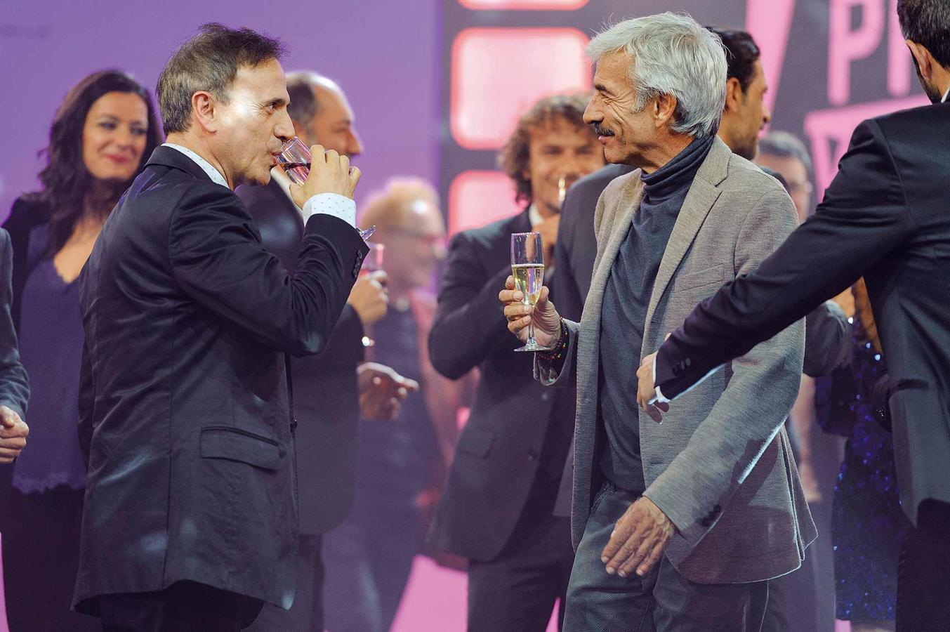 El presentador y el actor se desean una buena Navidad con su copa en la mano.