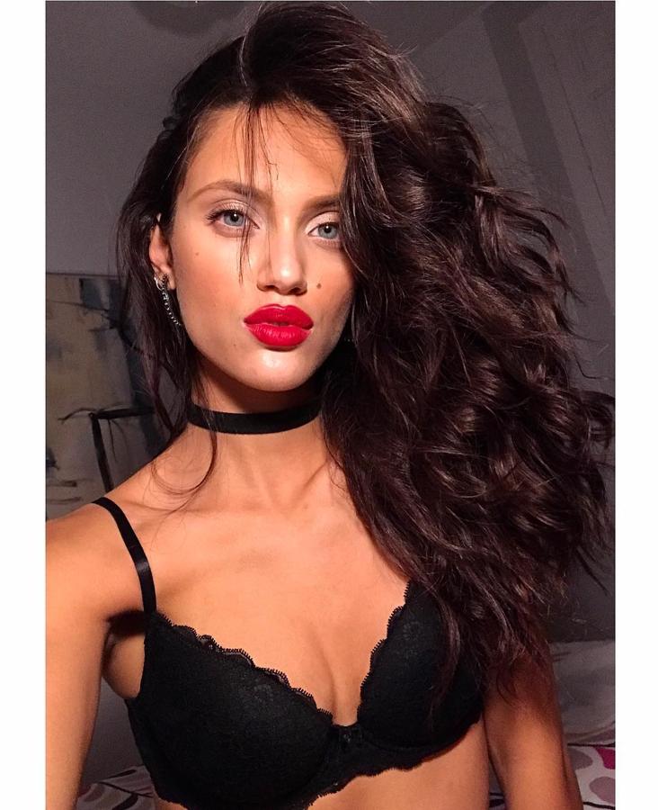 "Nunca salgo de casa sin base y sin rímel. Me encantan los labios rojos", comentó en una entrevista la modelo, que ha desfilado para Dolce & Gabbana, Givenchy y la mayoría de los diseñadores españoles de Cibeles, también ha protagonizado editoriales de moda para la mayoría de las revistas españolas e incluso Japón.