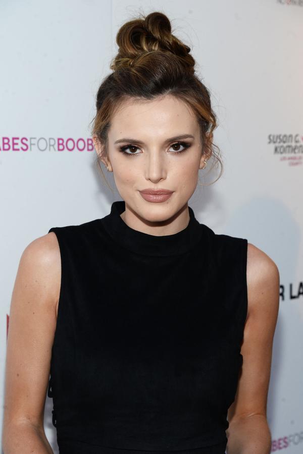 Un peinado que te hará parecer más alta y que puedes hacerte con acabado pulido o como Bella Thorne con un toque informal.