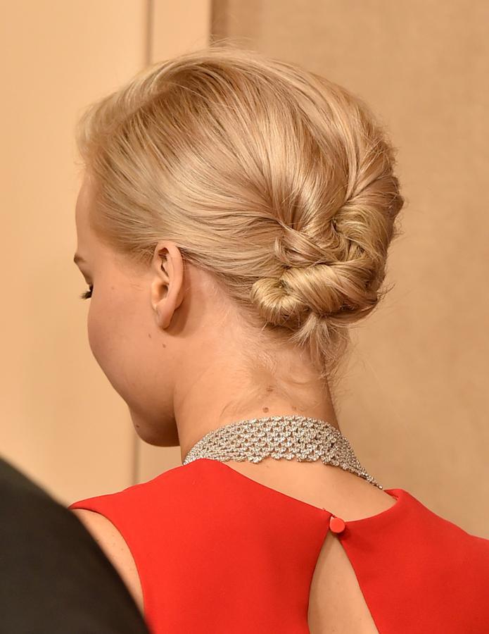 Si tienes una media melena o un bob prueba a hacerte este recogido con horquillas que lució Jennifer Lawrence en los Globos de Oro 2016, con raya a un lado.