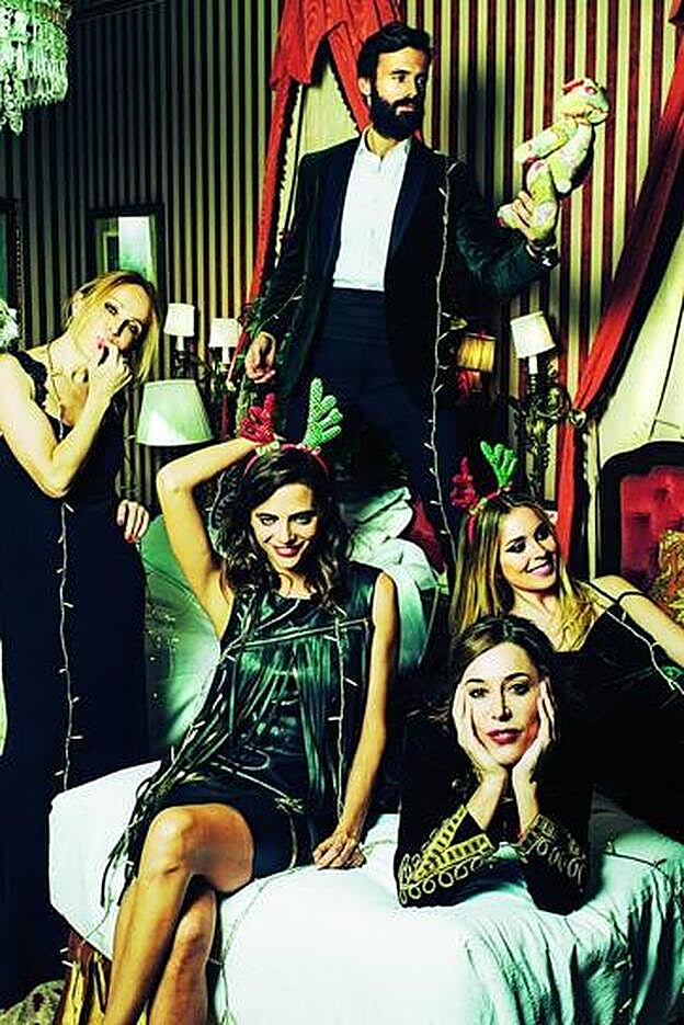 Antonia, vestido Etxart &amp; Panno; Enrique, pantalón y fajín Anglomanía, camisa Mango y chaqueta Zara; Macarena, vestido de Bdba; Ruth, chaqueta Zara; y Belén, vestido Alicia Rueda. Búho y mantas de pelo, Zara Home. Corona navideña, Sally Hambleton; almohadones, Tailak; y guirnaldas de luces, de Baden Baden.