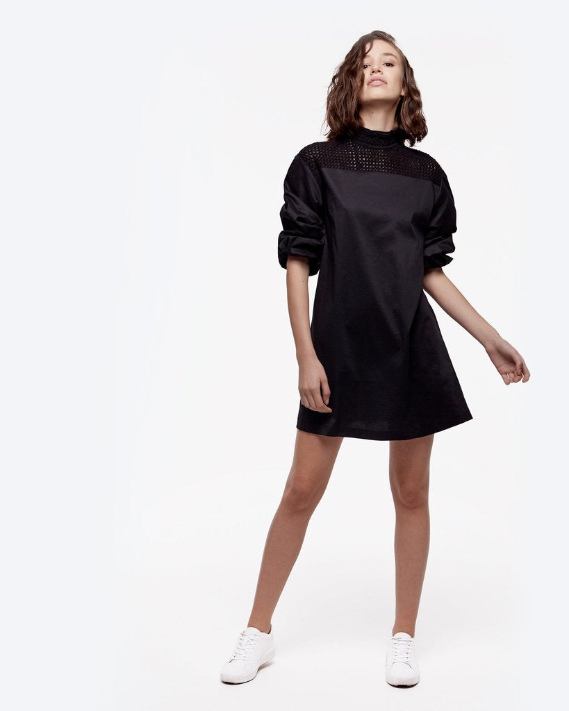 vestido corto negro con mangas arrugadas de Daya by Zendaya (Precio: $39 rebajado de $68)