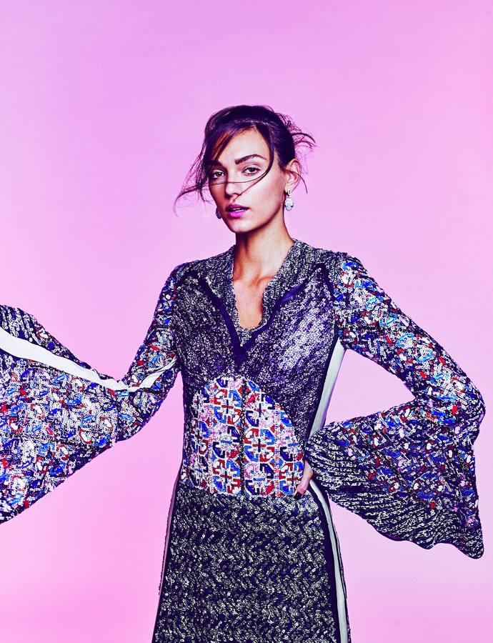 Vestio de seda y lentejuelas de Louis Vuitton. Pendientes Serpenti de Bulgari.