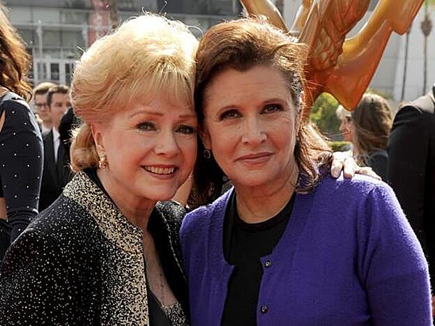 Debbie Reynolds y Carrie Fisher, juntas en los Premios Emmy 2011.