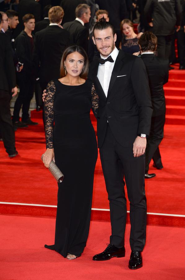 Él, el futbolista Gareth Bale, le pidió matrimonio a ella, Emma Rhys-Jones, el día de su cumpleaños, en julio de este año. Ella dijo que sí, y luego se publicó que se podrían haber casado en secreto, pero parece que solo fue un rumpor. Por el momento nada se sabe de la fecha de esa boda que podría celebrarse el año que viene.