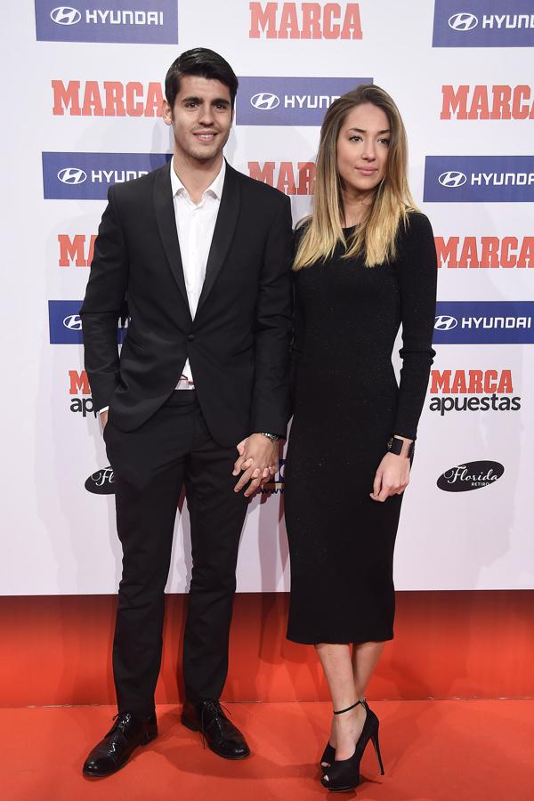 Solo llevan un año juntos, pero el futbolista Álvaro Morata tenía tan claro que Alice Campello era la mujer de su vida, que hace unas semanas le pidió matrimonio y además lo hizo de forma pública: subiendo al escenario en un teatro en el que tenía lugar un espectáculo de magia.