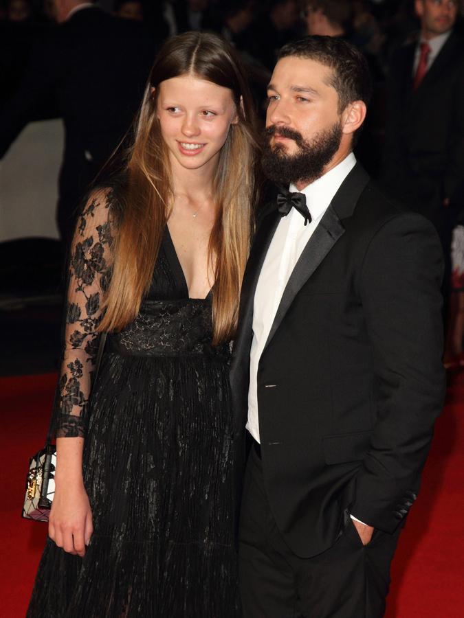 Los actores Shia Labeouf y Mia Goth, que han mantenido una relación intermitente desde 2012, están comprometidos. Y eso que ambos han protagonizado algunas discusiones más que fuertes. De hecho, tras una de ellas, según diversos medios, el actor aseguró que "Si me hubiera quedado ahí, la hubiera matado".