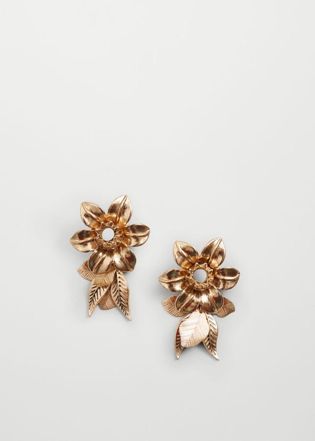 Originales pendientes de flores de Mango. Darán un toque de glamour a tus looks. Precio: 7,99 euros.