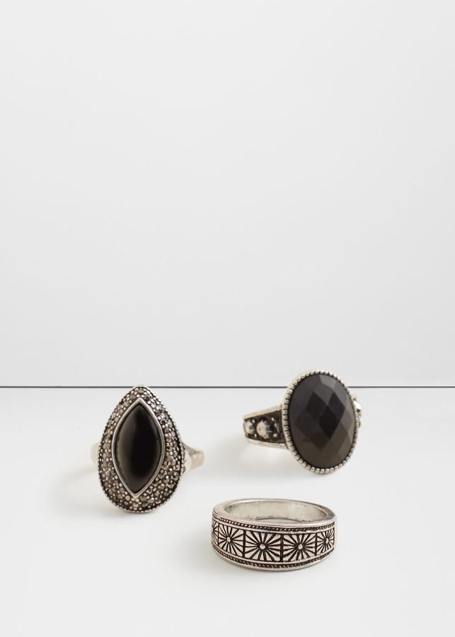Set de anillos boho de Mango en color negro y plateado. Precio: 5,99 euros.