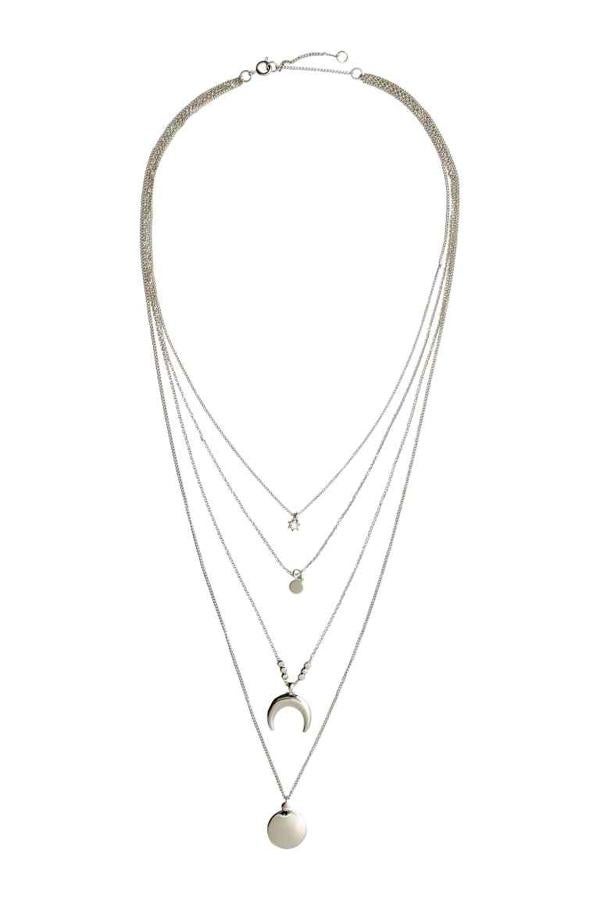 Colgante de varias vueltas de H&M ideal para ponerte cuando lleves escote. Precio: 5,99 euros.