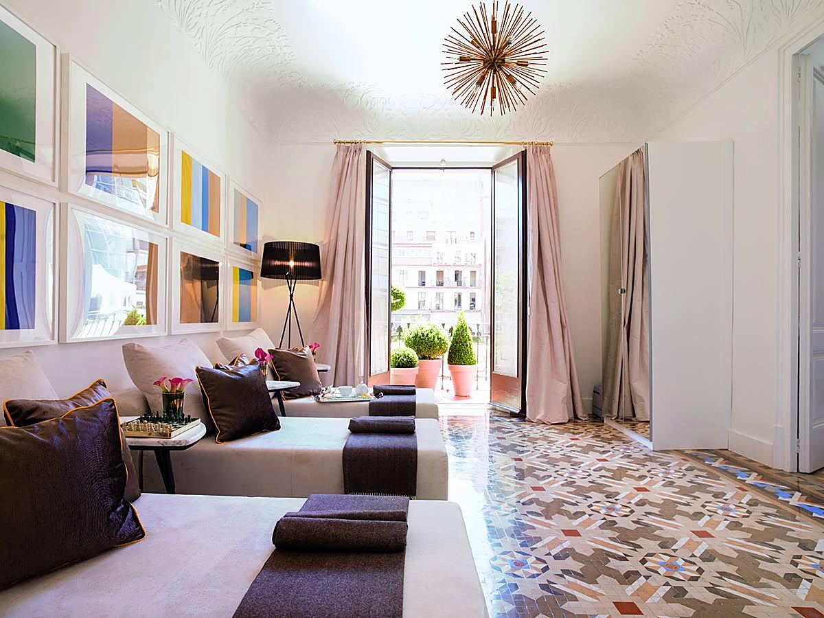 En pleno paseo de Grácia, en uno de los edificios más bonitos de Barcelona, Casa Amatller, se encuentra Haute Custom Beauty. Un espacio de belleza y spa con tratamientos a medida que cumple 30 años de experiencia. hautecustombeauty.es