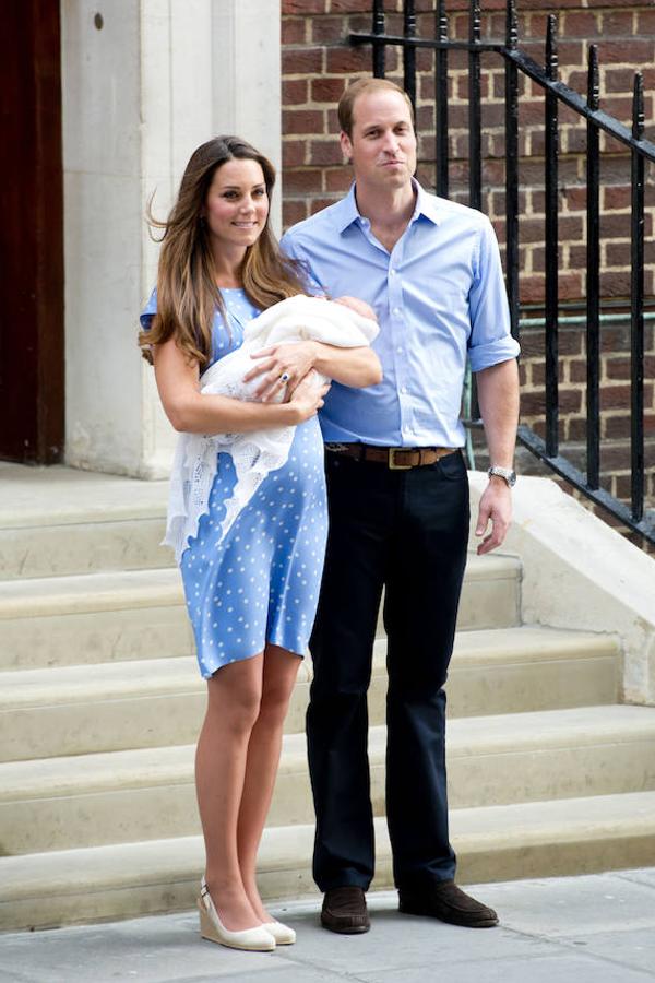 Jenny Packham le diseñó a medida el vestido de lunares con el que presentó a la prensa al Príncipe George, que tenía un estilo similar asl que la princesa Diana llevó para hacer lo propio cuando vino al mundo el duque de Cambridge.