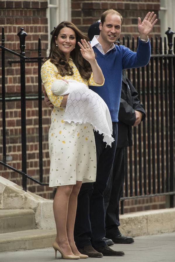 En mayo de 2015 Kate Middleton presentó a la prensa a la princesa Charlotte con un vestido amplio que ocultaba su tripita con estampado de flores amarillas, media manga y cuello redondo de Jenny Packham que combinó con unos salones nude de L.K. Bennett.