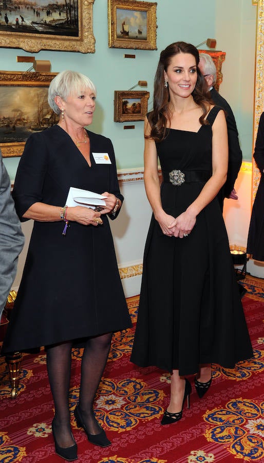 Los Place2Be Awards de este año, derrochó elegancia con un vestido negro con tirante grueso que le sentaba como un guante y con el que parecía una estrella de Hollywood. Vestida así era prácticamente imposible no compararla con la princesa Diana, que lució un diseño similar al Preen, que Kate combinó con un cinturón y unos zapatos troquelados, veinte años atrás.