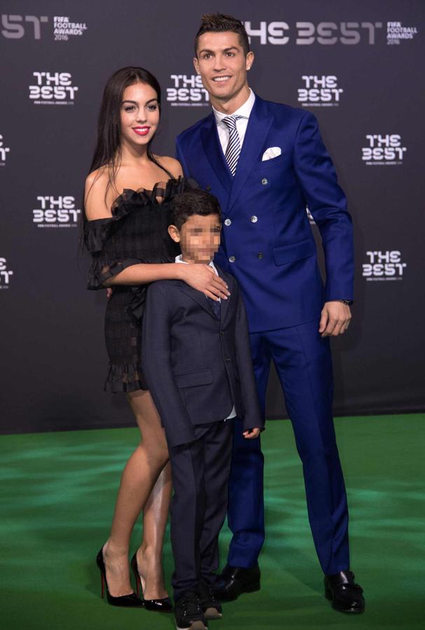 Cristiano posa por primera vez con su primera novia oficial desde hace dos años, cuando terminó con Irina Shayk.