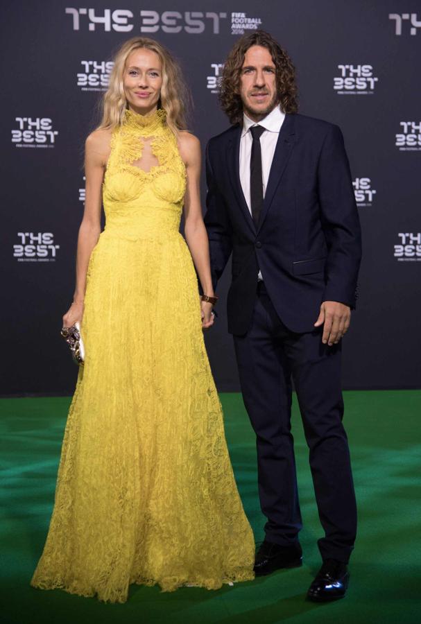 Carles Puyol y Vanesa Lorenzo posan a su llegada a la gala donde Cristiano Ronaldo fue coronado como mejor futbolista del mundo.