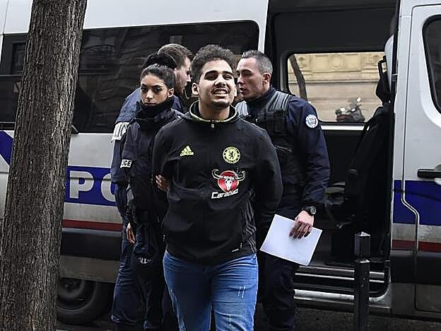 Uno de los detenidos por el caso del atraco a Kim Kardashian a su llegada a la gendarmería.