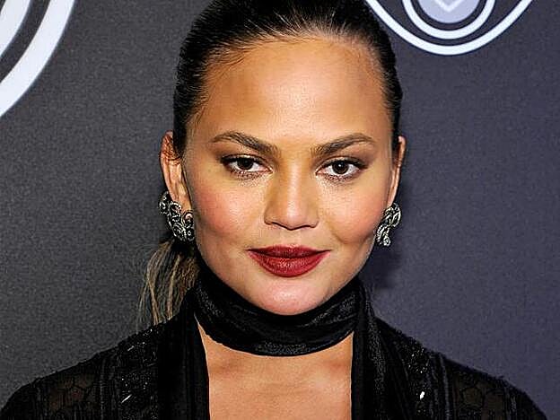 La modelo Chrissy Teigen con labios en rojo mate en una fiesta tras la entrega de los Globos de Oro 2017.