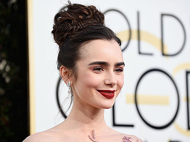 Lily Collins con un recogido con trenzas en los Globos de Oro 2017.