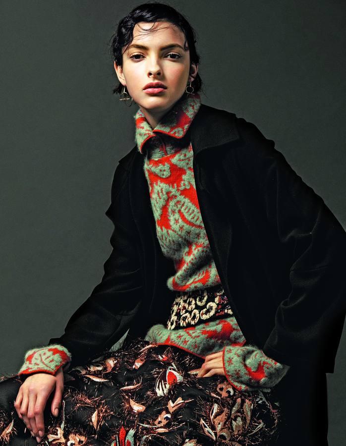 Jersey y falda de Dior. Trench de Zara y pendientes de Hermès.