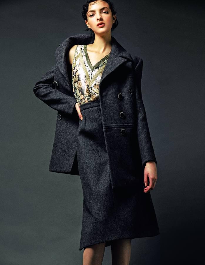 Traje de chaqueta con top de raso, todo de Chanel.