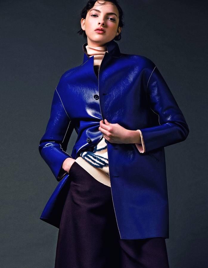 Chaquetón de charol, de Amitie para El Corte Inglés. Jersey de Chakoc y pantalón de Cos.