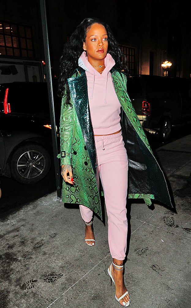 Rihanna le copia la gabardona de más de 1300 euros a Anne Hathaway